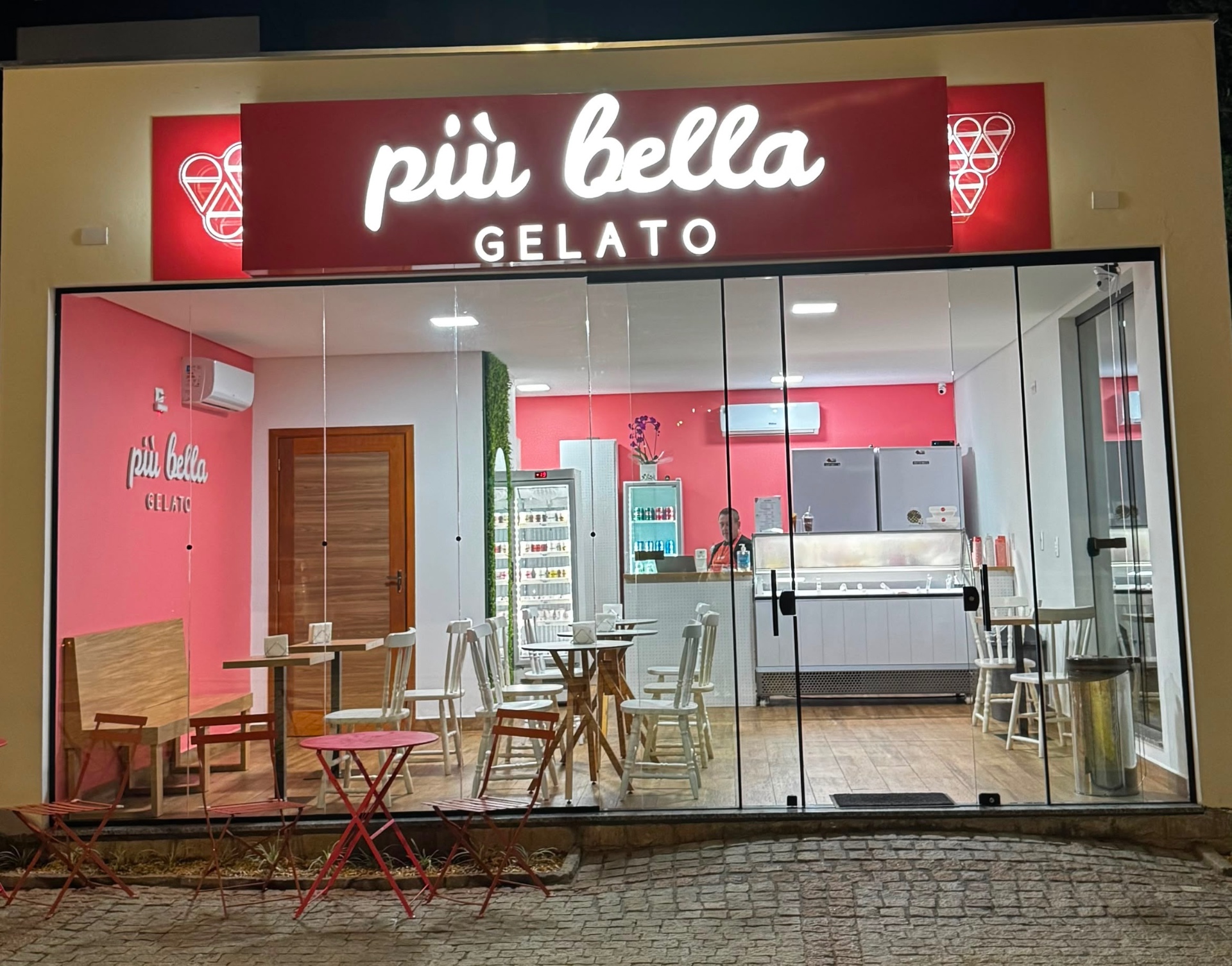 Fachada iluminada da noite da unidade Più Bella Gelato — Joinville