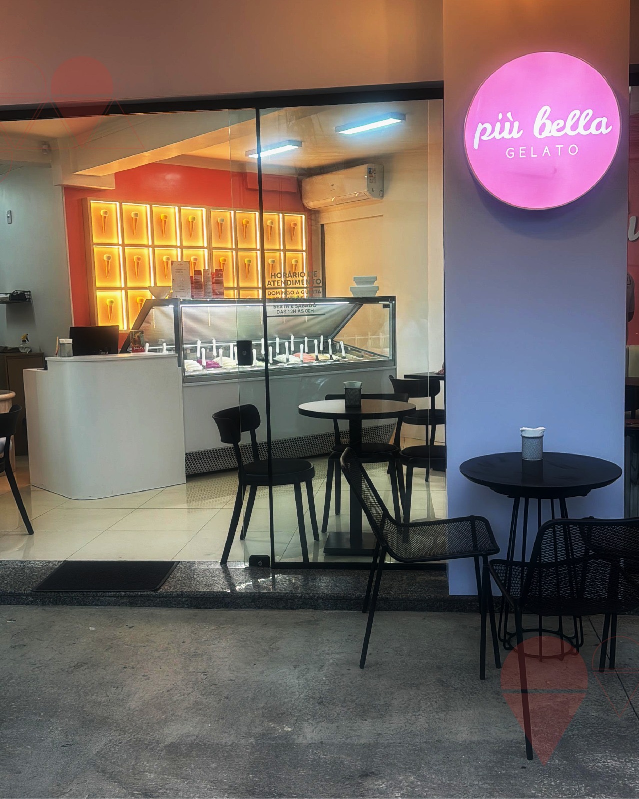 Vitrine de gelatos artesanais da unidade Più Bella Gelato — Balneário Camboriú